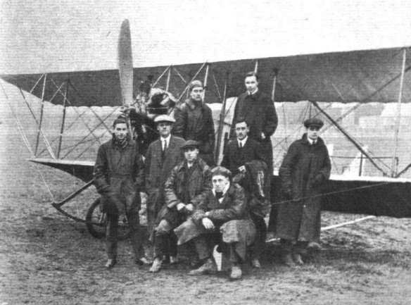 Een groep instructeurs en leerlingen voor een Caudron met Ebora Propellor